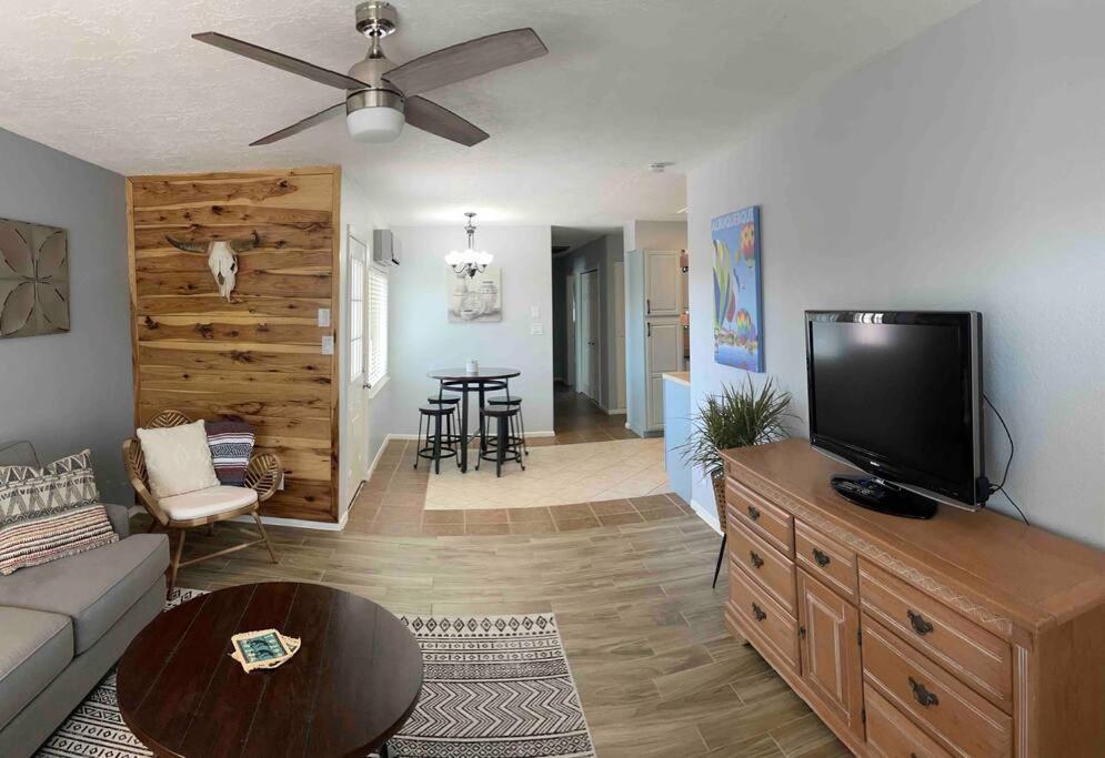 Comfy, Contemporary Quiet Retreat Vacation Home With Views アルバカーキ エクステリア 写真